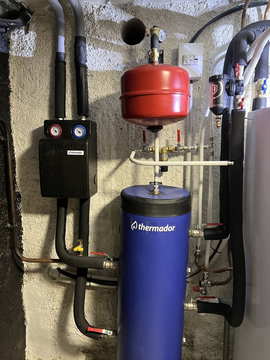 Ballon tampon et collecteur en local technique de pompe à chaleur