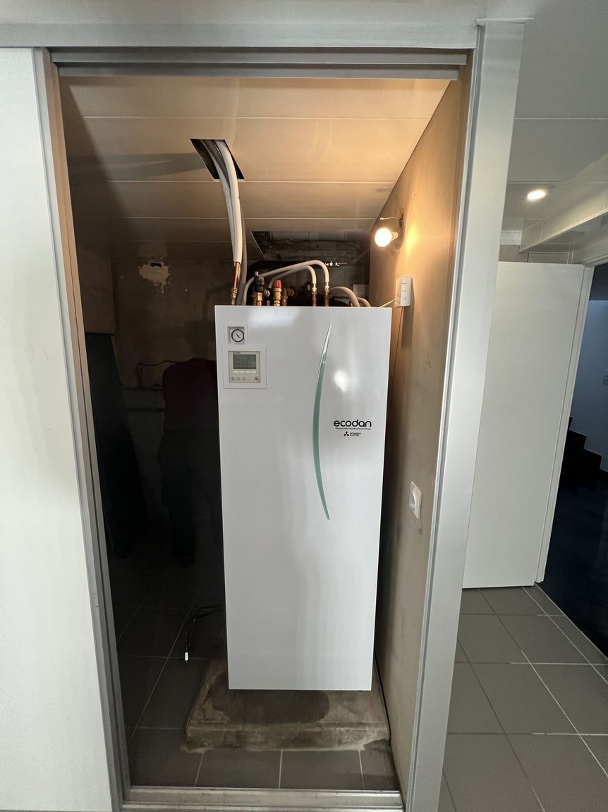 Module intérieur de pompe à chaleur intégré dans un placard technique